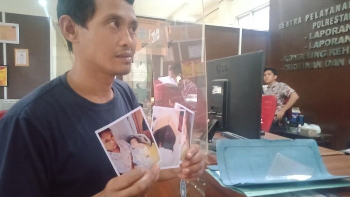 Orang tua bayi korban jari terpotong gunting oleh perawat di RS Muhammadiyah Palembang melapor ke polisi.