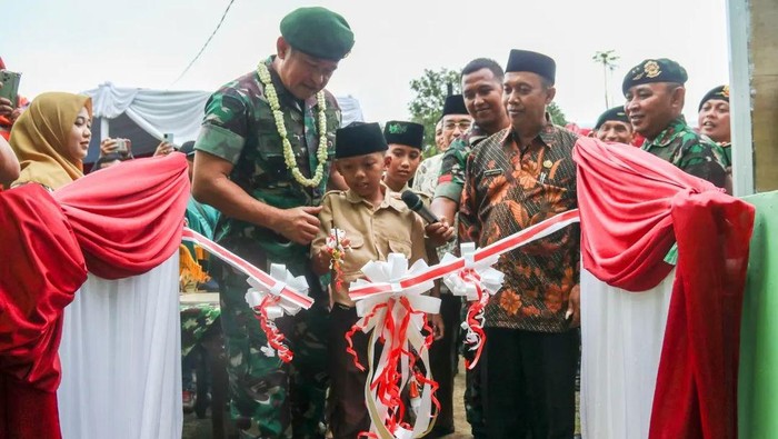 Panglima Kostrad (Pangkostrad) Letjen TNI Maruli Simanjuntak berpesan kepada personel untuk berperan aktif membantu masyarakat. (dok Penkostrad)