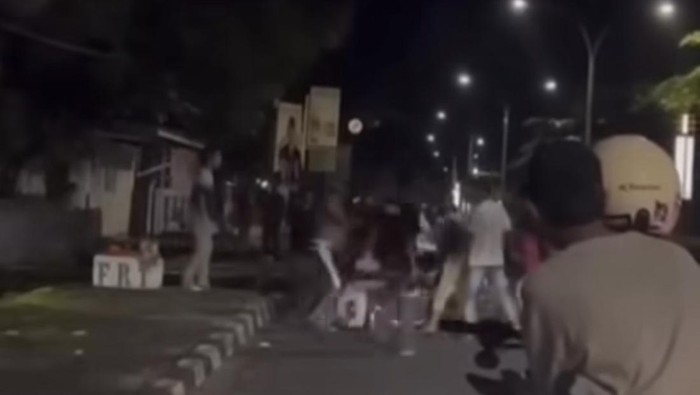 Sejumlah anak muda di Kota Parepare, Sulawesi Selatan (Sulsel) mengeroyok anggota polisi yang menegur saat akan melakukan aksi balap liar.