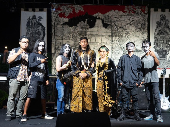 Pasangan pengantin viral di media sosial Pasangan pengantin viral di media sosial yang mengadakan mini konser band black metal lokal di acara resepsi pernikahan