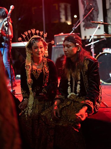 Pasangan pengantin viral di media sosial yang mengadakan mini konser band black metal lokal di acara resepsi pernikahan