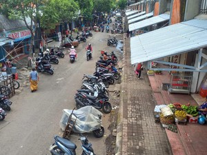 Lantai 2 Pasar Anyar Singaraja Sepi Pembeli, Pedagang Kucing-kucingan