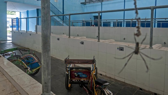 Suasana kondisi pasar yang sepi di Pasar Cipanas Baru, Lebak, Banten, Senin (6/1/2023). Pasar yang baru dioperasikan oleh pemerintah daerah Kabupaten Lebak tersebut kondisinya sepi pedagang karena kurangnya minat pembeli dan lebih memilih lapak pedagang pasar liar yang berada pinggir jalan. ANTARA FOTO/Muhammad Bagus Khoirunas/foc.