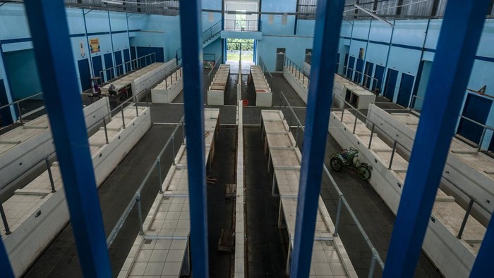 Pasar Cipanas Baru Lebak Ditinggal Pedang Gegara Sepi Pembeli Suasana kondisi pasar yang sepi di Pasar Cipanas Baru, Lebak, Banten, Senin (6/1/2023). Pasar yang baru dioperasikan oleh pemerintah daerah Kabupaten Lebak tersebut kondisinya sepi pedagang karena kurangnya minat pembeli dan lebih memilih lapak pedagang pasar liar yang berada pinggir jalan. ANTARA FOTO/Muhammad Bagus Khoirunas/foc.