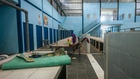 Tampak seorang pedagang yang duduk di bale. Pasar yang baru ini belum lama diresmikan oleh pemerintah daerah Kabupaten Lebak.