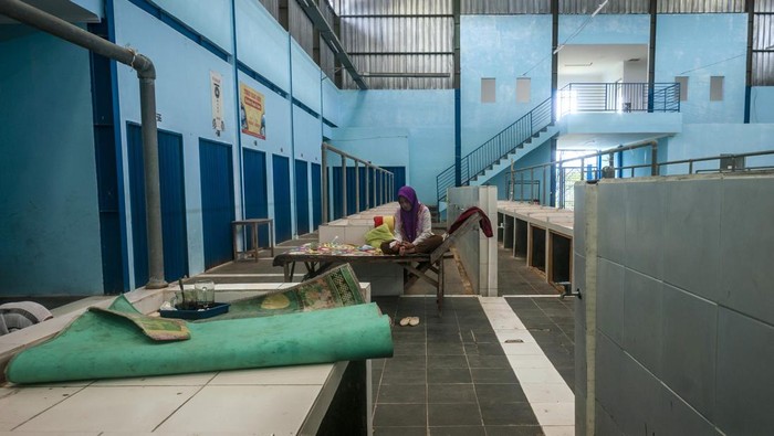 Pasar Cipanas Baru Lebak Ditinggal Pedang Gegara Sepi Pembeli Suasana kondisi pasar yang sepi di Pasar Cipanas Baru, Lebak, Banten, Senin (6/1/2023). Pasar yang baru dioperasikan oleh pemerintah daerah Kabupaten Lebak tersebut kondisinya sepi pedagang karena kurangnya minat pembeli dan lebih memilih lapak pedagang pasar liar yang berada pinggir jalan. ANTARA FOTO/Muhammad Bagus Khoirunas/foc.