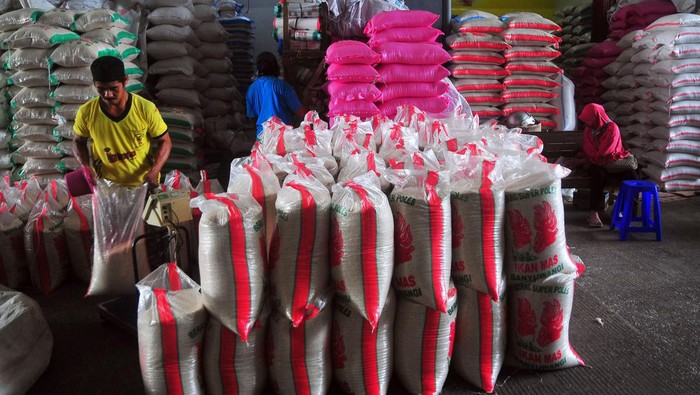 Pekerja mencampur beras di Pasar Baru, Wergu Wetan, Jati, Kudus, Jawa Tengah, Senin (6/2/2023). Menurut pedagang, harga beras di tingkat tengkulak di pasar itu naik sejak sepekan terakhir dari Rp10.600 menjadi Rp11.350 per kilogram untuk beras medium sedangkan untuk beras premium dari Rp12.500 menjadi Rp14.000 per kilogram akibat pasokan di pasaran berkurang dampak dari bencana banjir di sejumlah daerah yang menyebabkan gagal panen.
