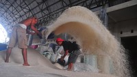 Menurut pedagang, harga beras di tingkat tengkulak di pasar itu naik sejak sepekan terakhir dari Rp 10.600 menjadi Rp 11.350 per kilogram untuk beras medium sedangkan untuk beras premium dari Rp 12.500 menjadi Rp 14.000 per kilogram akibat pasokan di pasaran berkurang dampak dari bencana banjir di sejumlah daerah yang menyebabkan gagal panen.