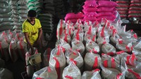 Pedagang mulai kelimpungan dengan minimnya stok yang ada sehingga memicu lonjakan harga beras di pasar.