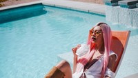 Patricia Gouw dikenal dengan gayanya yang konyol. Gaya konyolnya tersebut bahkan terlihat di momen kulinernya. Foto: Instagram @patriciagouw