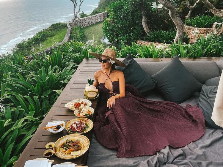 Momen Patricia Gouw saat Menikmati Hidangan di Pinggir Pantai