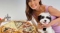 Di setiap momen, Patricia Gouw juga selalu ditemani dengan Zozo, anjing peliharaannya. Ini momennya saat menikmati pizza bersama. Foto: Instagram @patriciagouw