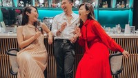 Selain itu, ada juga momen Patricia Gouw saat nongkrong bareng teman-temannya. Ini momen Patricia Gouw saat nongkrong di bar. Foto: Instagram @patriciagouw