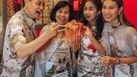 Saat tahun baru Imlek, Patricia Gouw dan keluarga pun menikmati yee sang. Mereka tampak mengaduk Yee Sang setinggi-tingginya. Foto: Instagram @patriciagouw