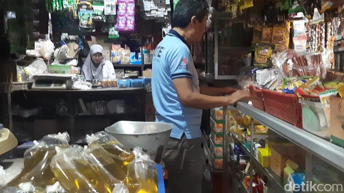 Pedagang kelontong di Pasar Tasikmalaya