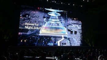 Yoonie Park dari Brand Marketing Samsung memperkenalkan Nightography dan menjelaskan bahwa teknologi pemrosesan multiframe kamera mampu mereduksi noise secara efektif. Foto: Samsung