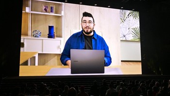 Ryan Baber dari Divisi Pemasaran Ritel memperkenalkan jajaran laptop Galaxy Book3 terbaru, yang memberi pengguna pengalaman multi perangkat yang disempurnakan. Foto: Samsung