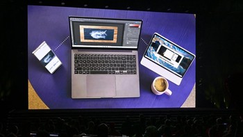 Hadirin menonton videon tentang pengalaman multi perangkat di seri Galaxy Book3. Foto: Samsung