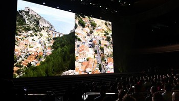 Jaclyn Wyatt, Head of Social Media & Commerce Samsung, menjelaskan bahwa kamera wide-angle Galaxy S23 Ultra menawarkan resolusi ultra-tinggi. Dia juga memperkenalkan Adaptive Pixel dan aplikasi Camera Assistant yang ditingkatkan, lengkap dengan fitur baru yang membantu pengguna mengambil foto secara efisien. Foto: Samsung