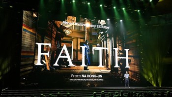 Film pendek yang dirancan sutradara kenamaan Korsel Na Hong-jin berjudul “Faith”,  mendemonstrasikan fitur kamera berkualitas bioskop dari Galaxy S23 Ultra. Sangg sutradara puas dengan kemampuan kamera smartphone menangkap detail tinggi, bahkan dalam pengaturan gelap. Foto: Samsung