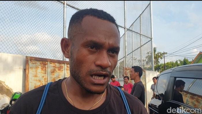 Pemain PSM Makassar Gunansar Mandowen siap menghadapi Barito Putera dalam laga lanjutan Liga 1 2022/2023.
