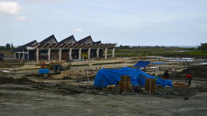 PENGEMBANGAN BANDARA MENTAWAI Pekerja beraktivitas saat melanjutkan pembangunan terminal Bandara Rokot, Kabupaten Kepulauan Mentawai, Sumatera Barat. Senin (6/2/2023). Kemenhub menganggarkan Rp730,19 miliar untuk pengembangan 18 bandara perbatasan, terisolir, dan rawan bencana termasuk Bandara Rokot Mentawai untuk meningkatkan konektivitas antarwilayah di Indonesia. ANTARA FOTO/Iggoy el Fitra/nym.