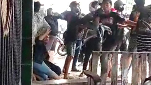 Pesilat di Tulungagung mengeroyok ibu dan keponakannya