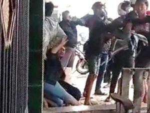 Saat Seorang Bude Pasang Badan Lindungi Keponakan Dikeroyok Massa Pesilat