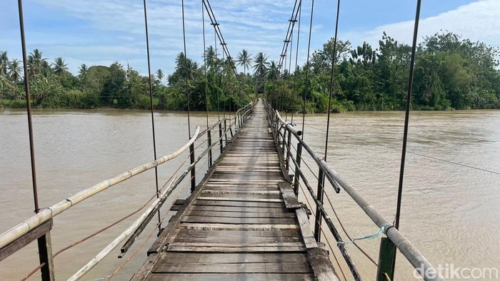 Jembatan gantung di Kelurahan Kassa, Kecamatan Batu Lappa, Kabupaten Pinrang, Sulawesi Selatan (Sulsel) mengancam keselamatan warga.