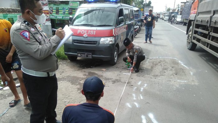 Polisi melakukan olah TKP lokasi kecelakaan siswa SD di Jombang