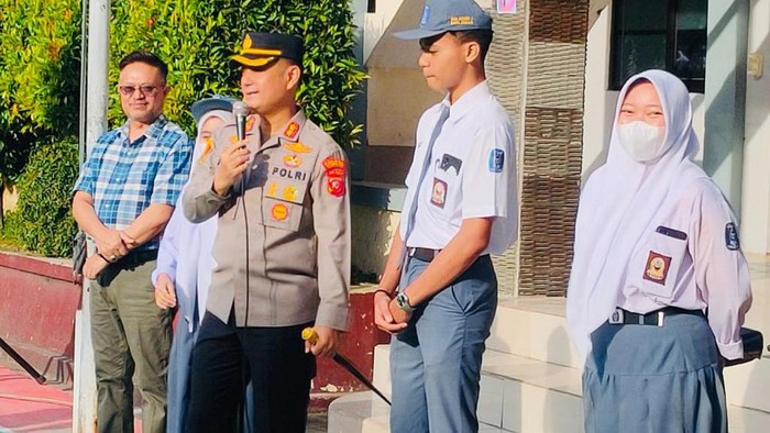 Polisi saat mendatangi sekolah di Cimahi dan KBB