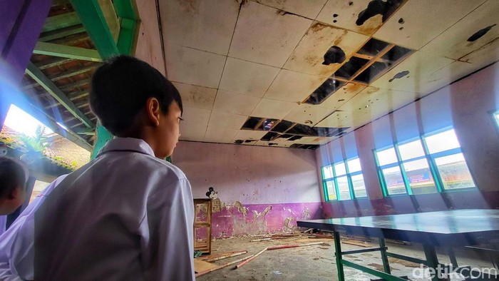 Potrer siswa memandang kelas yang rusak di Sukabumi