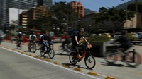 Beberapa orang memilih bersepeda di Bogota, yang memiliki jaringan jalur luas yang pertama kali dipasang untuk mengurangi lalu lintas dan polusi.  
