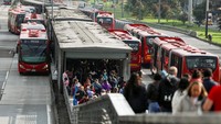 Orang-orang mencari alternatif lain selama bepergian, salah satunya sistem bus umum Bogota Transmilenio.