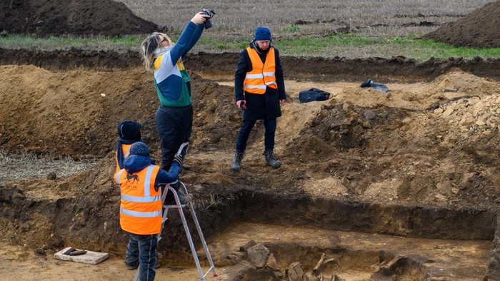 Para arkeolog menemukan makam berusia 48 abad alias 4.800 tahun di lokasi bakal kawasan industri Halberstadt-Ost, Jerman.