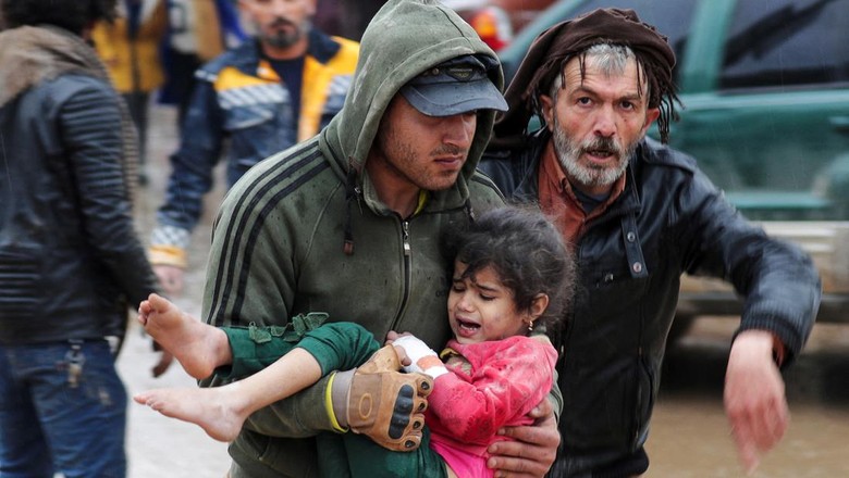 Evakuasi korban gempa bumi M 7,8 di Turki dan Suriah terus dilakukan, Senin (6/2/2023). Di antara korban gempa yang berhasil dievakuasi adalah anak-anak.