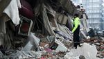 Haru Evakuasi Anak-anak dari Reruntuhan Gempa Turki-Suriah
