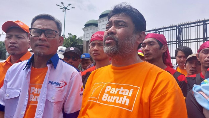 Presiden Partai Buruh, Said Iqbal, saat berdemo di depan gedung DPR menolak Perppu Ciptaker disahkan.