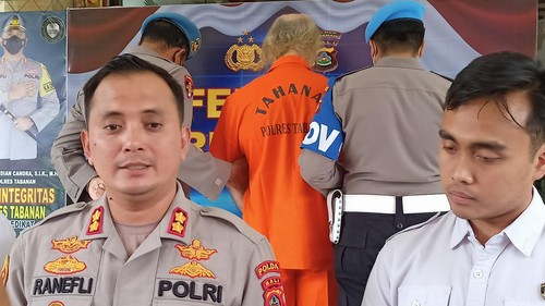 Kapolres Tabanan, AKBP Ranefli Dian Candra (kiri-depan) saat menerangkan kasus pencabulan dengan tersangka JS (tengah-belakang), Senin (6/2/2023).