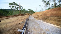 Visi Smart Forest City harus menjadi panduan dan orientasi kita bekerja. Hati-hati, harus seminimal mungkin menebang pohon dan mengupas tebing. Justru kita manfaatkan pohon dan tebing yang ada untuk lansekap view kawasan yang bagus, kata Menteri PUPR Basuki Hadimuljono. Foto: Dok. Kementerian PUPR