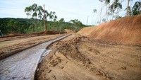 Di antaranya pekerjaan land development, hunian pekerja, jalan logistik, jalan tol, embung dan drainase, intake air baku, kantor kementerian koordinator, sumbu kebangsaan, kompleks kantor dan istana negara. Foto: Dok. Kementerian PUPR