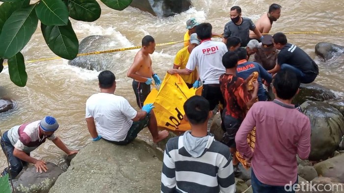 Proses evakuasi mayat perempuan di aliran Sungai Cisanggarung Kuningan