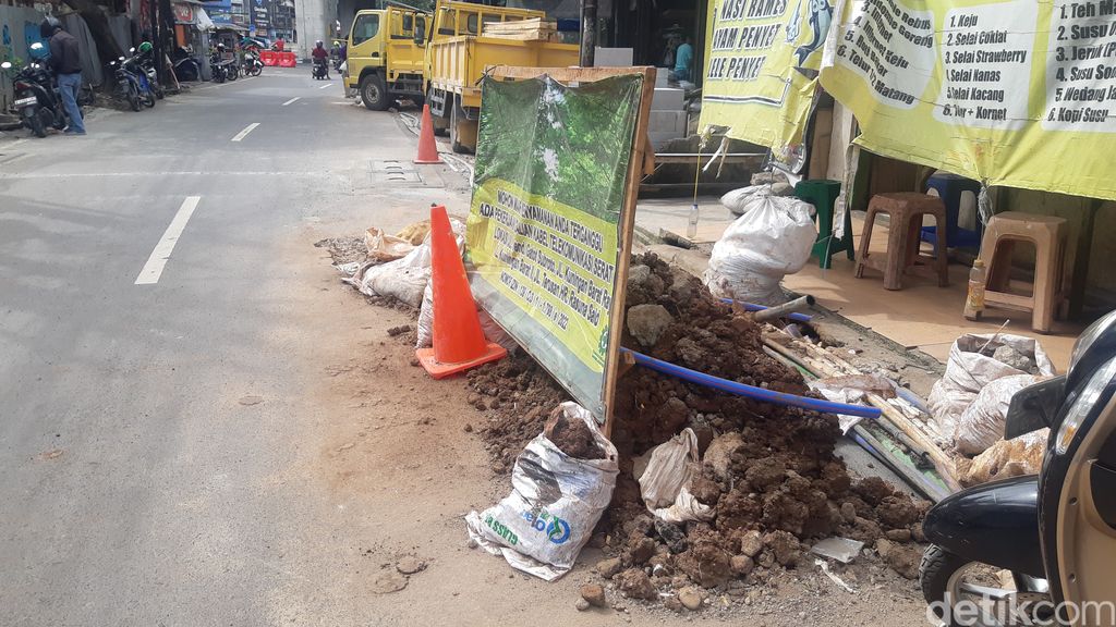 Proyek galian kabel di Jl Kuningan Barat Raya, Jaksel, 6 Februari 2023. (Danu Damarjati/detikcom)