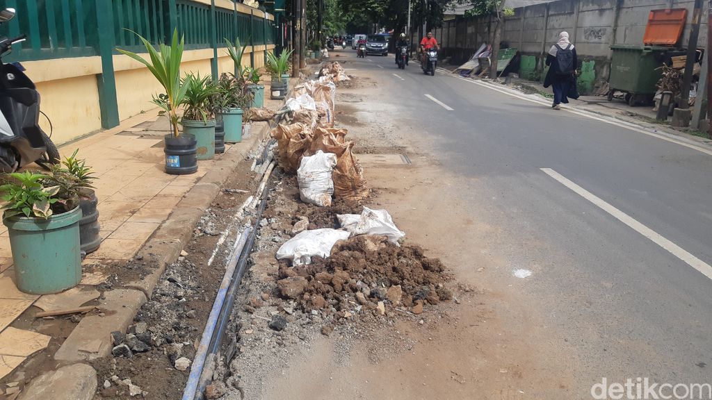 Proyek galian kabel di Jl Kuningan Barat Raya, Jaksel, 6 Februari 2023. (Danu Damarjati/detikcom)