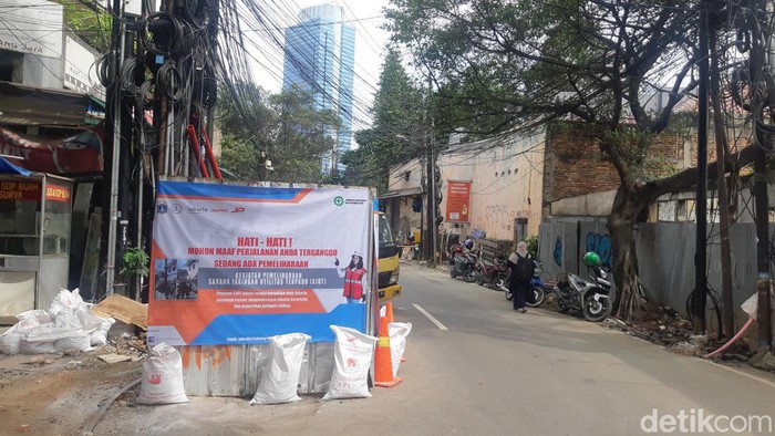 Proyek galian kabel di Jl Kuningan Barat Raya, Jaksel, 6 Februari 2023. (Danu Damarjati/detikcom)