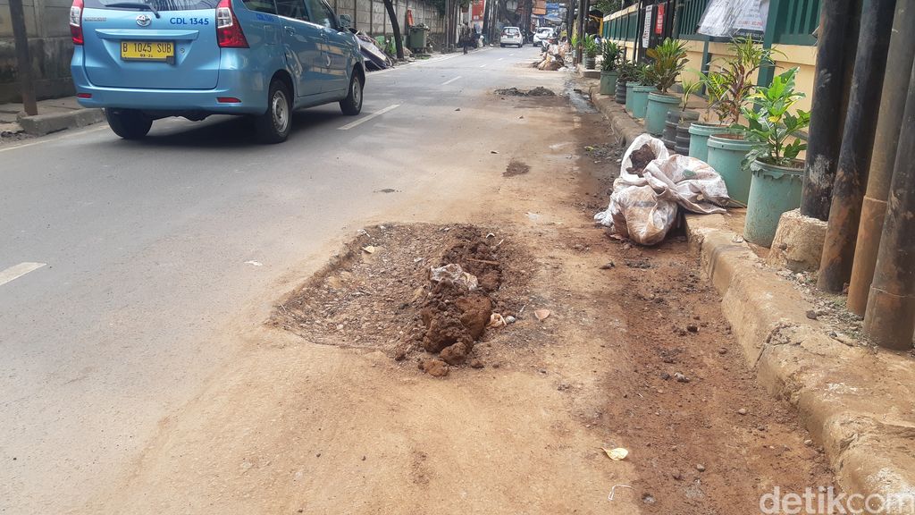 Proyek galian kabel di Jl Kuningan Barat Raya, Jaksel, 6 Februari 2023. (Danu Damarjati/detikcom)