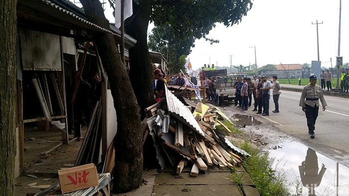 Puluhan warung kopi di jalur Pantura, Pemalang, dibongkar karena diduga jadi lokasi prostitusi, Senin (6/2/2023).