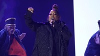 Queen Latifah membawakan U.N.I.T.Y dengan penuh semangat. Chris Pizzello/Invision/AP/Chris Pizzello
