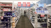 Rantai ritel legendaris ini didirikan pada tahun 1971, Bed Bath & Beyond menjadi bahan pokok untuk dekorasi rumah, peralatan dapur, dan furnitur kamar asrama perguruan tinggi yang terjangkau. Toko Bed Bath & Beyond menjadi terkenal dengan kupon diskon 20% di mana-mana, dan toko-toko besar dengan barang dagangan yang ditumpuk tinggi hingga ke langit-langit. Bed Bath menumbuhkan jejak perusahaannya secara agresif, memuncak dengan 1.552 toko pada tahun 2017. Matthew Hatcher/Bloomberg/Getty Images  
