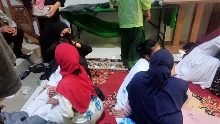 Remaja perempuan dievakuasi ke dalam Balai Budaya Giri Nata Mandala karena lemas akibat kehujanan saat selawat NU, Minggu (5/2/2023).